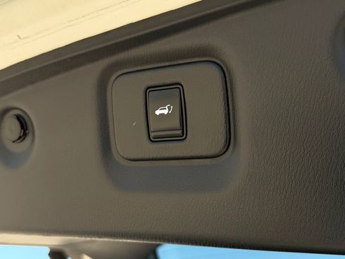 Used 2020 Nissan Pathfinder SL image 32