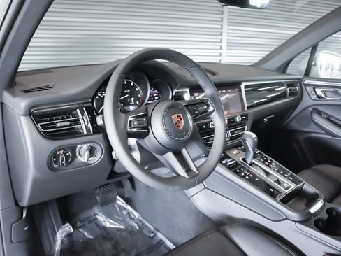 New 2026 Porsche Macan image 4