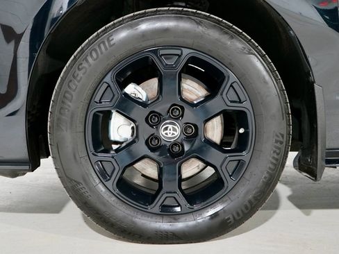 Used 2025 Toyota Sienna XLE Woodland Edition image 32