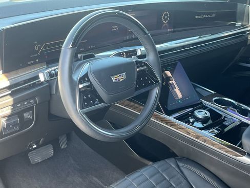 Used 2025 Cadillac Escalade Sport Platinum image 2