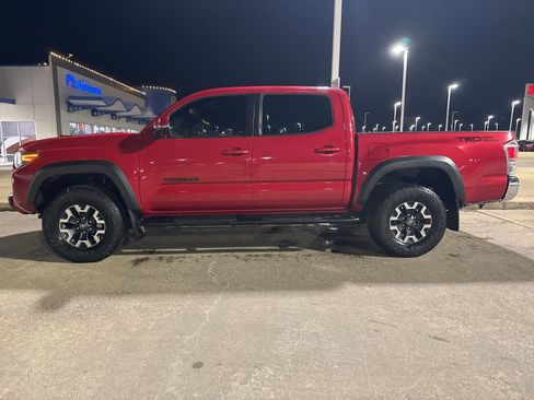 Used 2022 Toyota Tacoma TRD Off-Road image 2