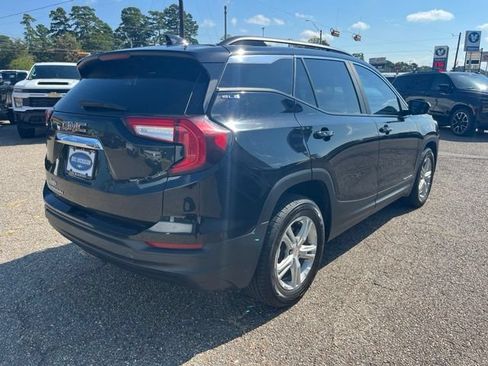 Used 2022 GMC Terrain SLE w/ Driver Convenience Package FWD image 4