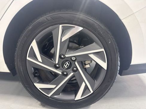 Used 2025 Hyundai Elantra Sport image 9