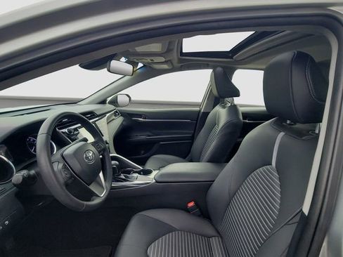 Used 2018 Toyota Camry SE w/ Moonroof Package image 4