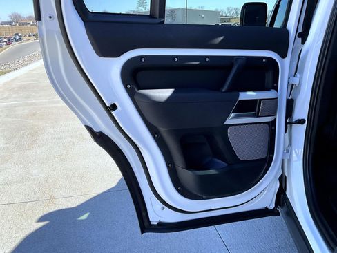 Used 2023 Land Rover Defender 130 SE image 18