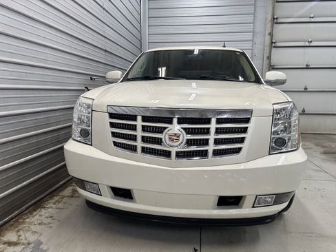 Used 2011 Cadillac Escalade ESV Premium image 2