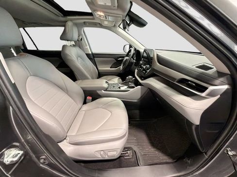 Used 2023 Toyota Highlander XLE AWD/4WD image 25