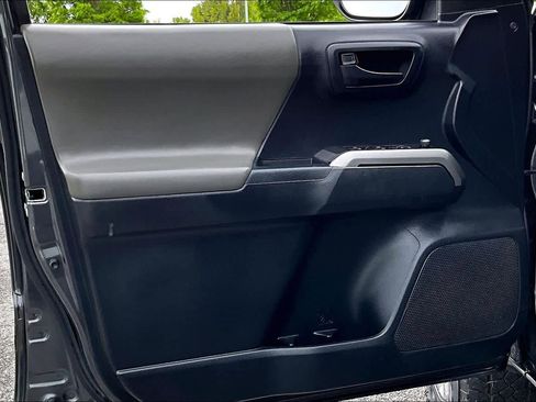 Used 2018 Toyota Tacoma SR5 AWD/4WD image 21