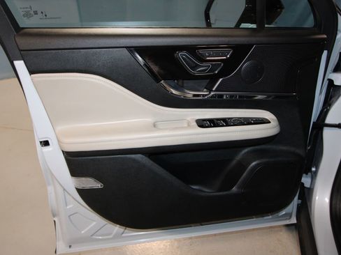 Used 2025 Lincoln Corsair AWD image 5