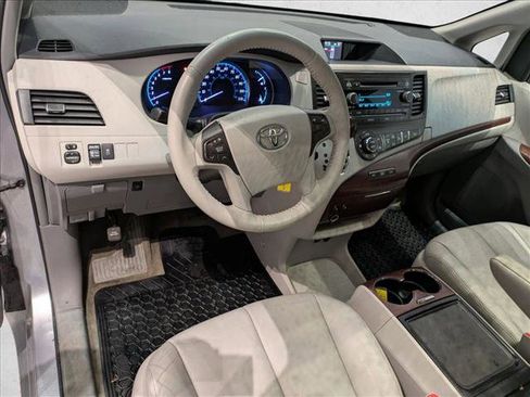 Used 2012 Toyota Sienna XLE image 10