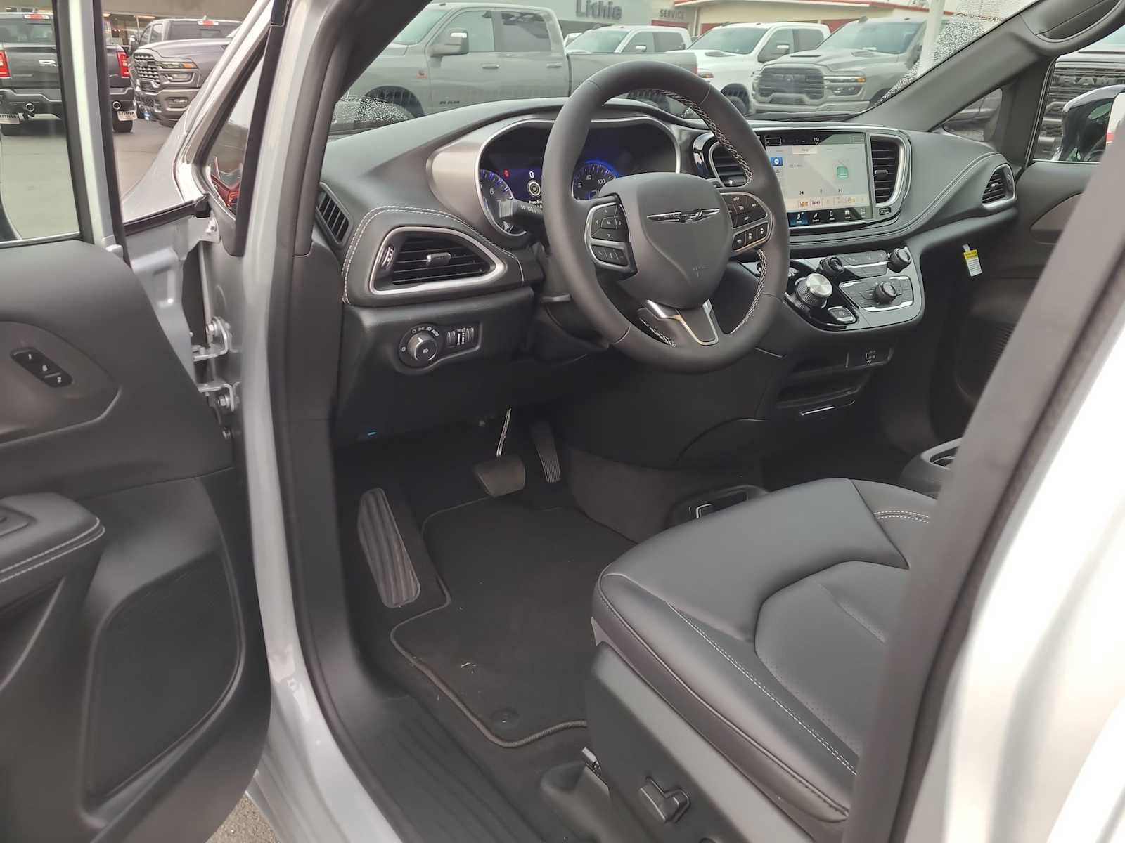 New 2026 Chrysler Pacifica Select FWD image 10