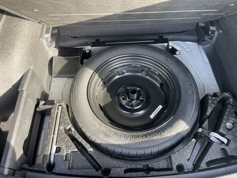 Used 2024 Volkswagen Tiguan SE image 34