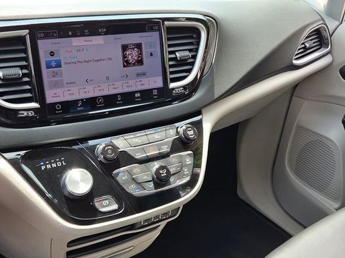 Used 2023 Chrysler Pacifica Touring-L FWD image 26