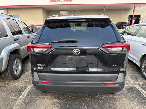 Used 2021 Toyota RAV4 LE FWD image 3