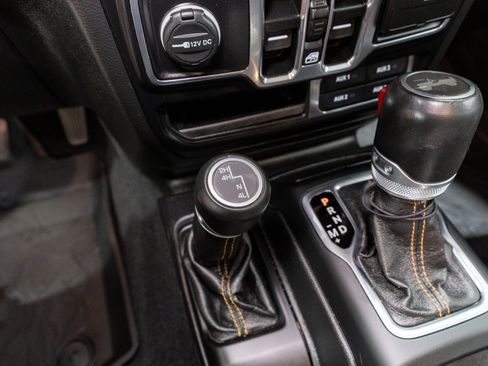 Used 2020 Jeep Wrangler Unlimited Sahara AWD/4WD image 25