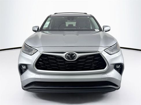 Certified 2024 Toyota Highlander LE image 3