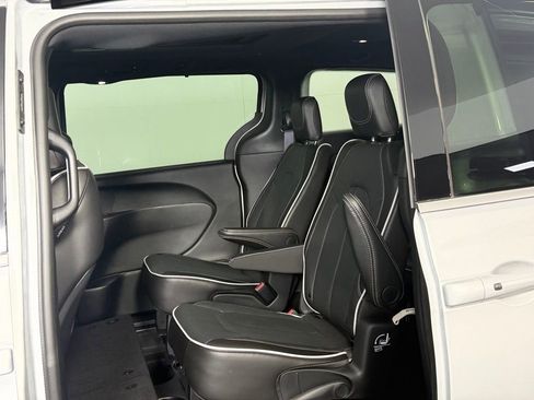 Used 2026 Chrysler Pacifica Limited FWD image 24