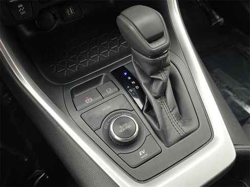 Used 2023 Toyota RAV4 LE image 17