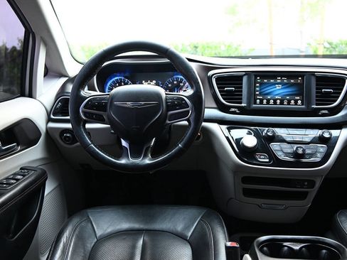 Used 2019 Chrysler Pacifica Touring-L FWD image 29
