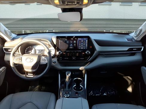 Used 2022 Toyota Highlander Limited image 16
