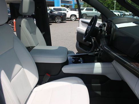 Used 2025 Chevrolet Tahoe Premier AWD/4WD image 40