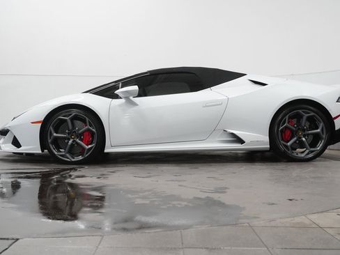Used 2024 Lamborghini Huracan EVO image 10