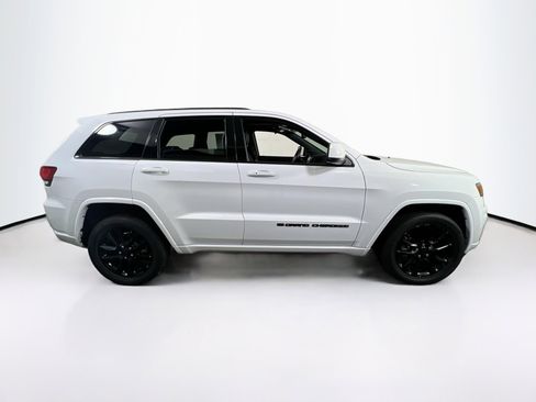 Used 2022 Jeep Grand Cherokee Laredo X image 4