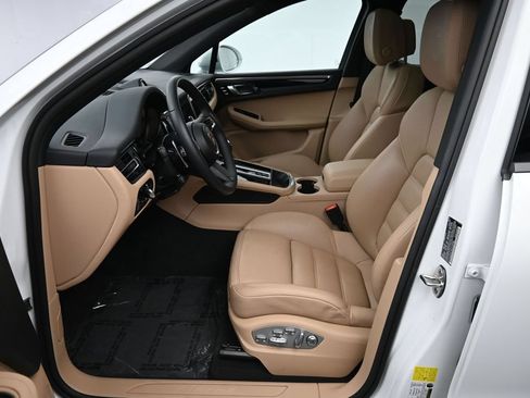 Certified 2025 Porsche Macan AWD/4WD image 10