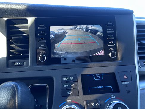 Used 2020 Toyota Sienna L image 21