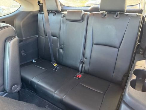 Used 2021 Toyota Highlander XLE AWD/4WD image 6
