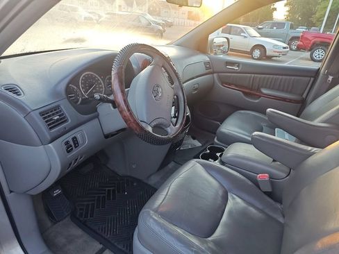Used 2005 Toyota Sienna XLE w/ XLE Pkg 5 FWD image 9