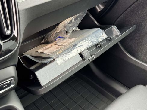 Used 2025 Volvo XC40 B5 Ultra w/ Protection Package Premier image 31