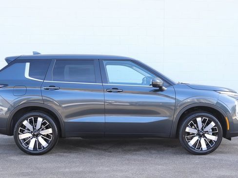 New 2026 Mitsubishi Outlander SE image 2