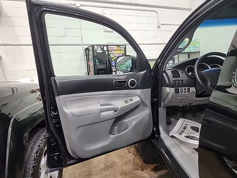 Used 2011 Toyota Tacoma 4x4 Access Cab image 6