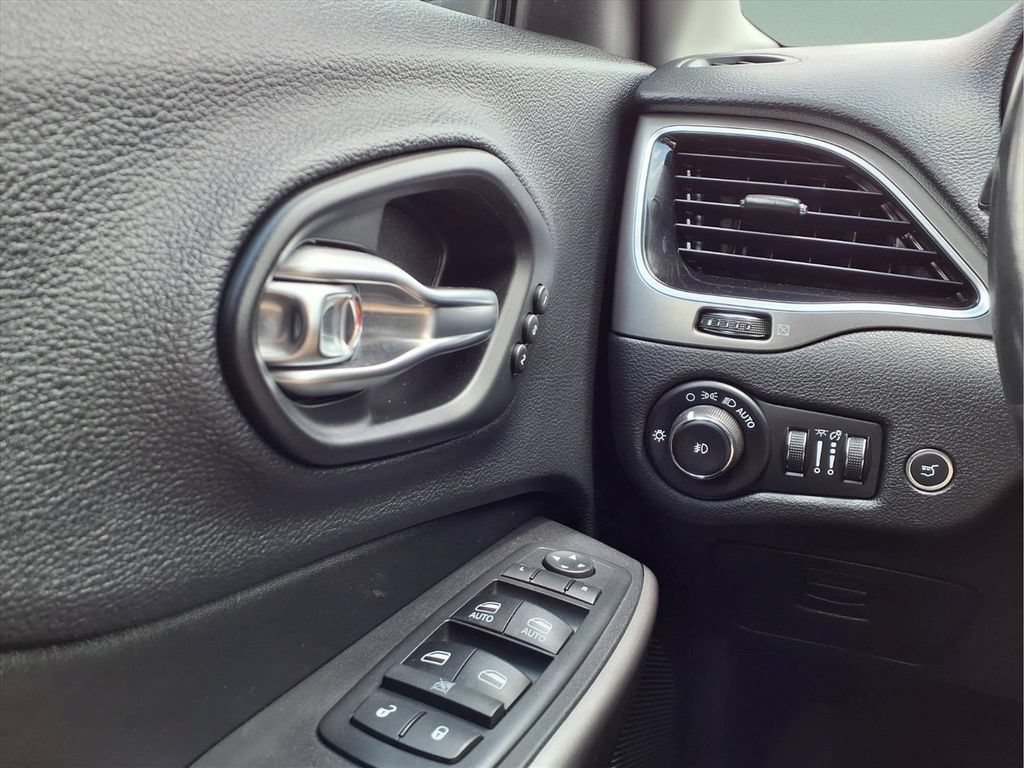 Used 2019 Jeep Cherokee Limited FWD image 17
