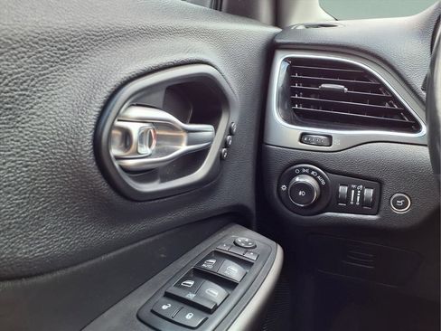 Used 2019 Jeep Cherokee Limited FWD image 17