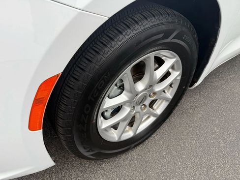 Used 2022 Chrysler Pacifica Touring-L image 9