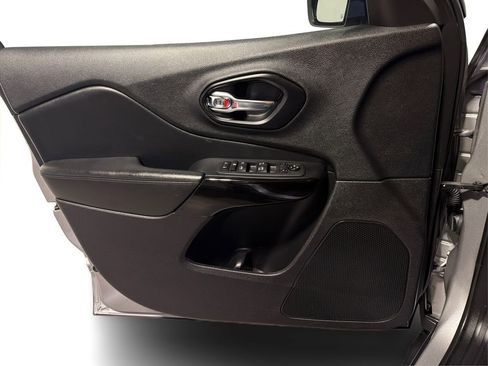 Used 2021 Jeep Cherokee Latitude Plus image 19