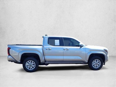 Certified 2025 Toyota Tacoma SR5 AWD/4WD image 5