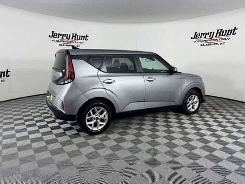 Used 2025 Kia Soul LX w/ LX Technology Package FWD image 13