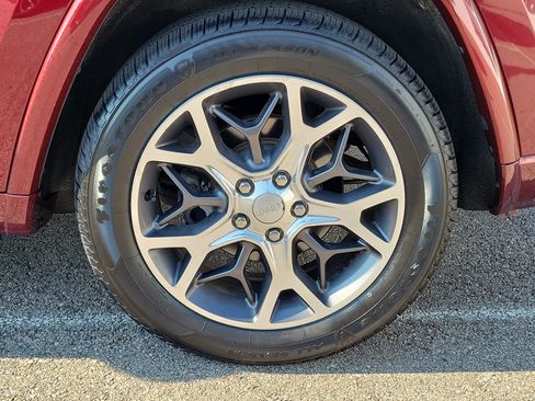 Used 2019 Jeep Grand Cherokee Overland AWD/4WD image 5