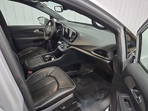 Used 2022 Chrysler Pacifica Limited w/ S Appearance Package image 16