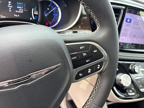 Used 2023 Chrysler Pacifica Limited FWD image 13