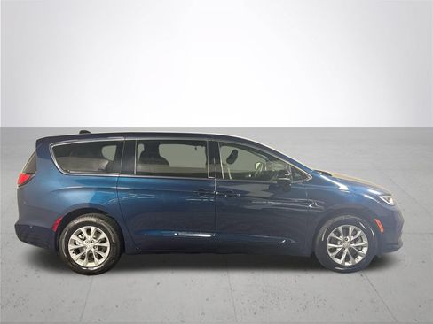 Certified 2025 Chrysler Pacifica Select AWD/4WD image 6