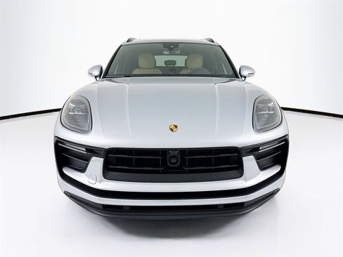 Certified 2025 Porsche Macan image 6
