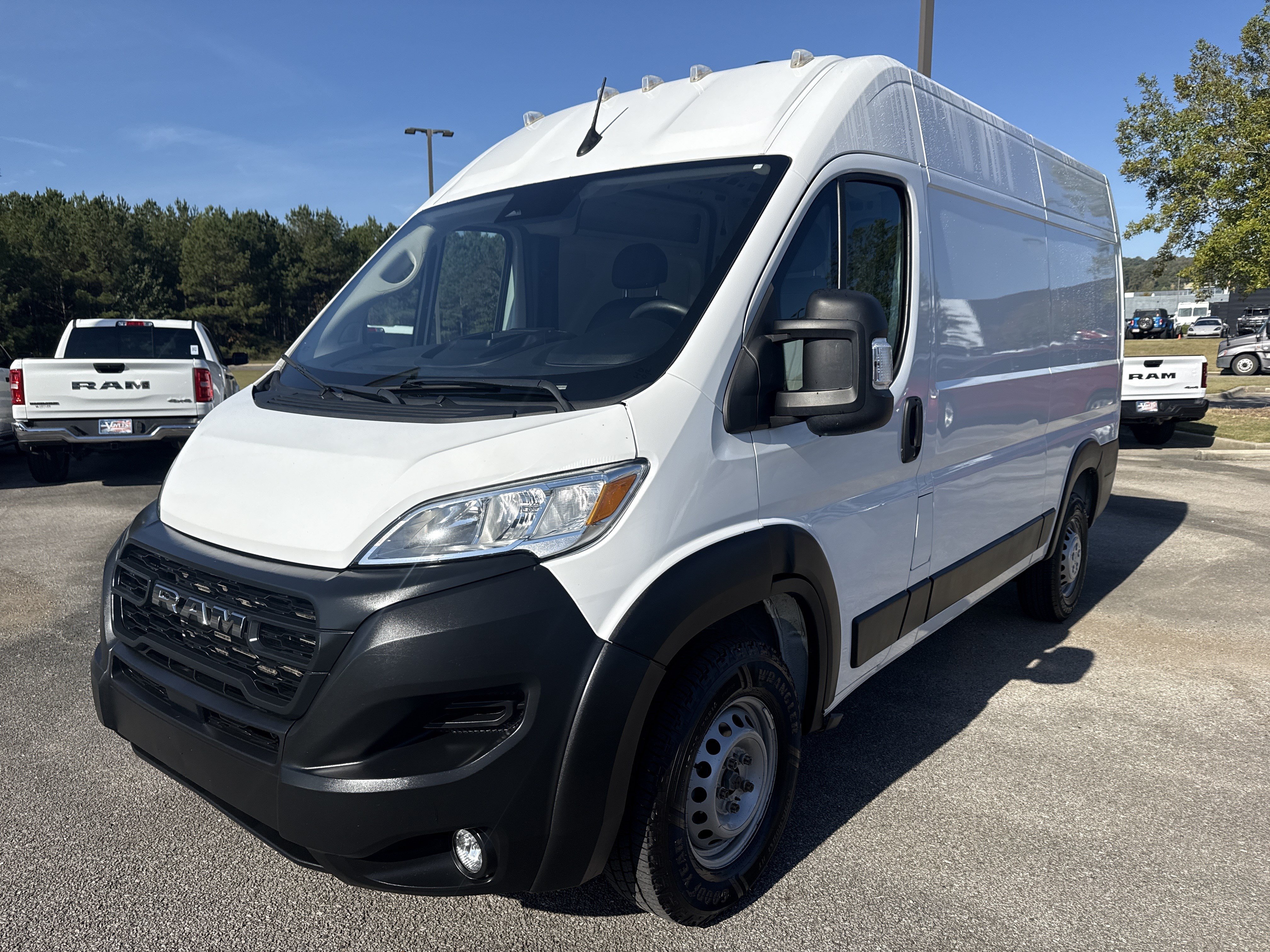 Used 2024 RAM ProMaster 2500 w/ Convenience Group FWD image 3
