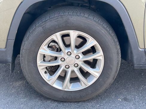 Used 2019 Jeep Cherokee Latitude w/ Popular Appearance Group AWD/4WD image 12