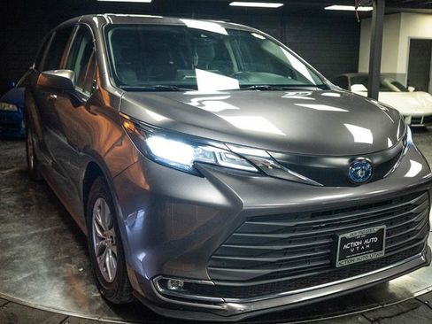 Used 2023 Toyota Sienna XLE FWD image 5