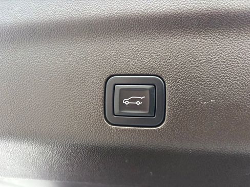 Used 2024 Chevrolet Suburban LT RWD image 18
