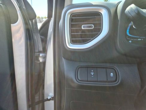 Used 2026 Hyundai Venue SE FWD image 13